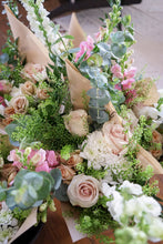 Load image into Gallery viewer, THE STUNNER BOUQUET
